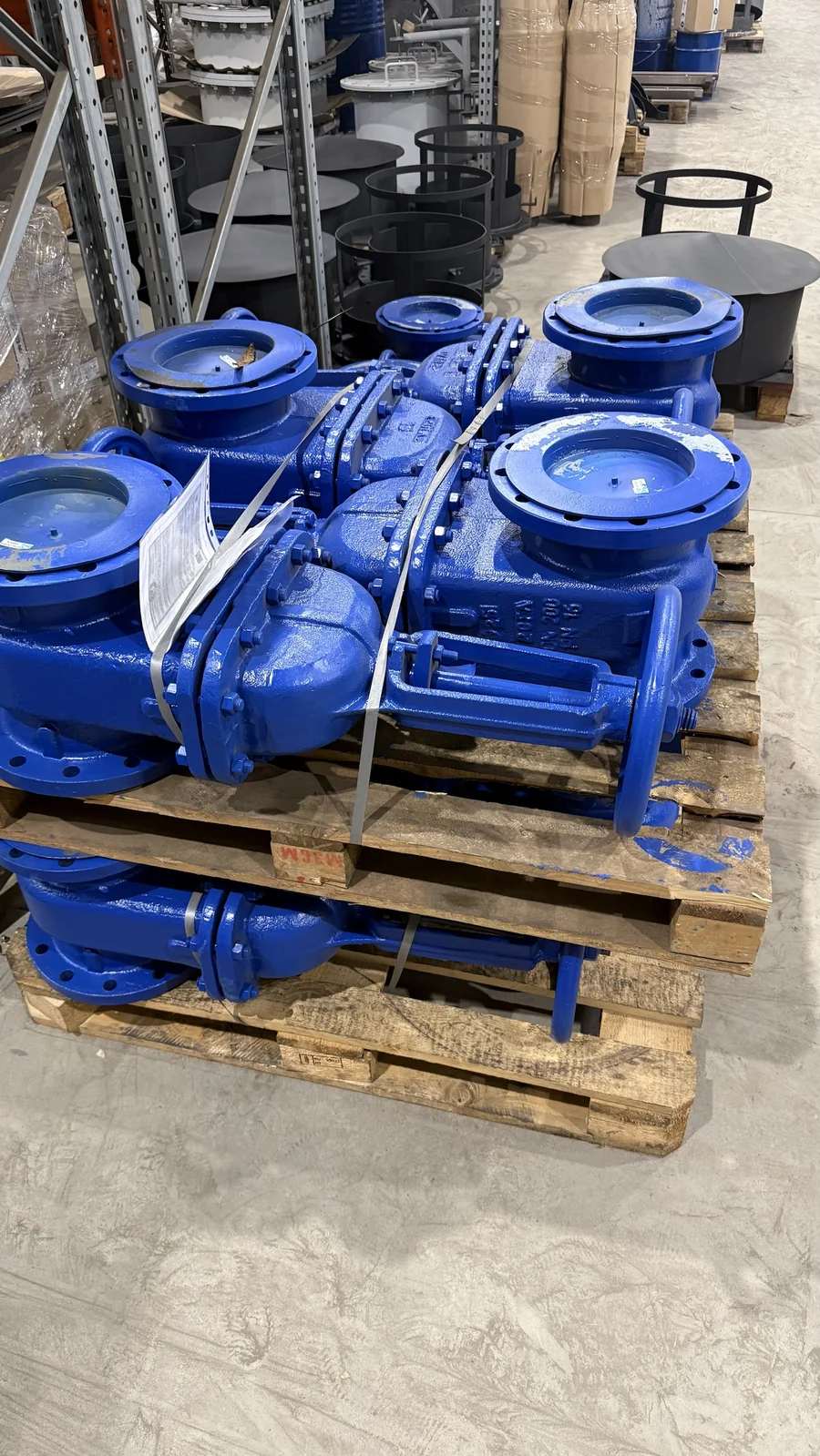 Steel gate valves rated 1.6 MPa on pallets ready for shipment from the OnePROM warehouse