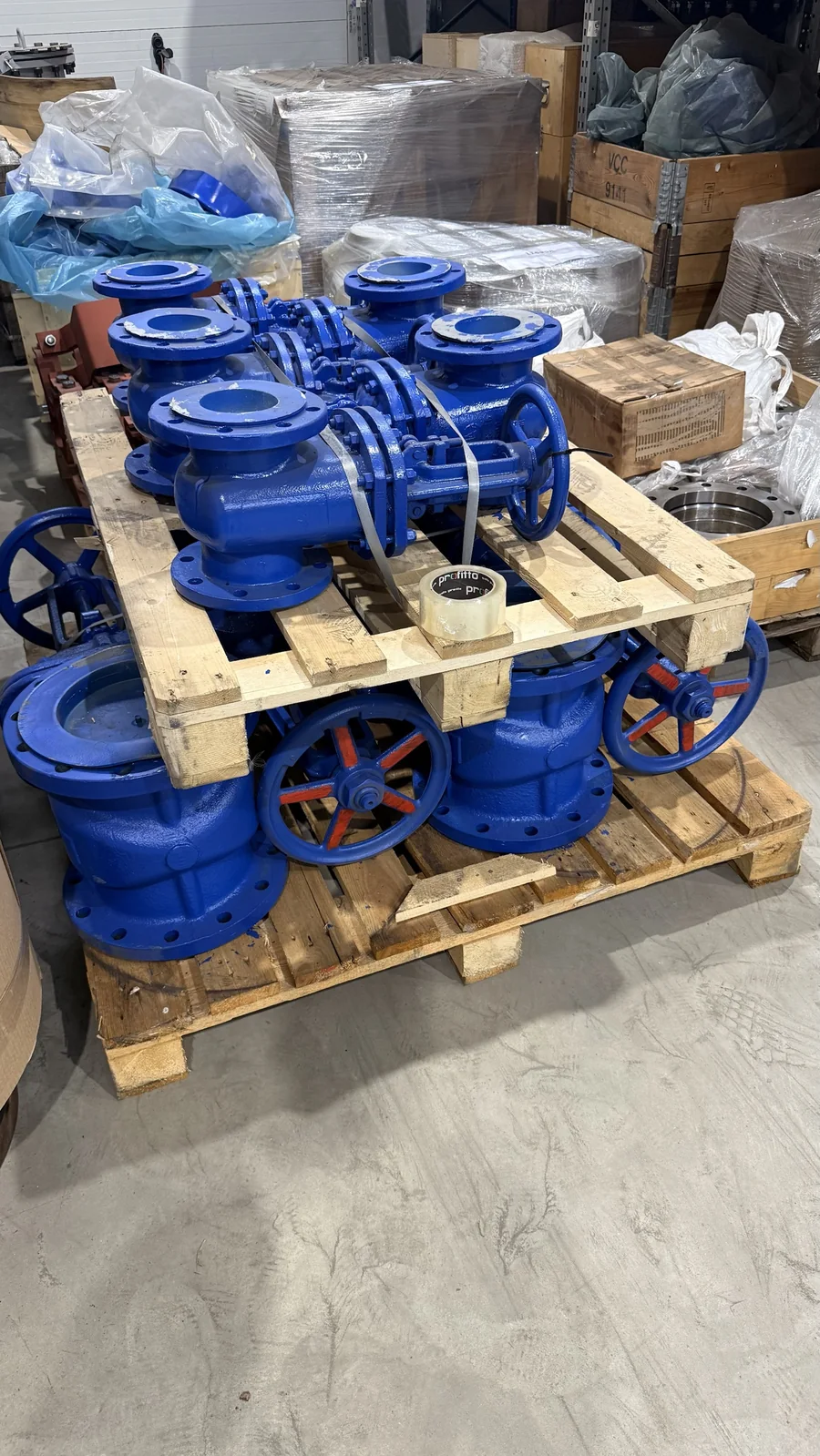 Steel gate valves with handwheels and flanged ends at the OnePROM warehouse