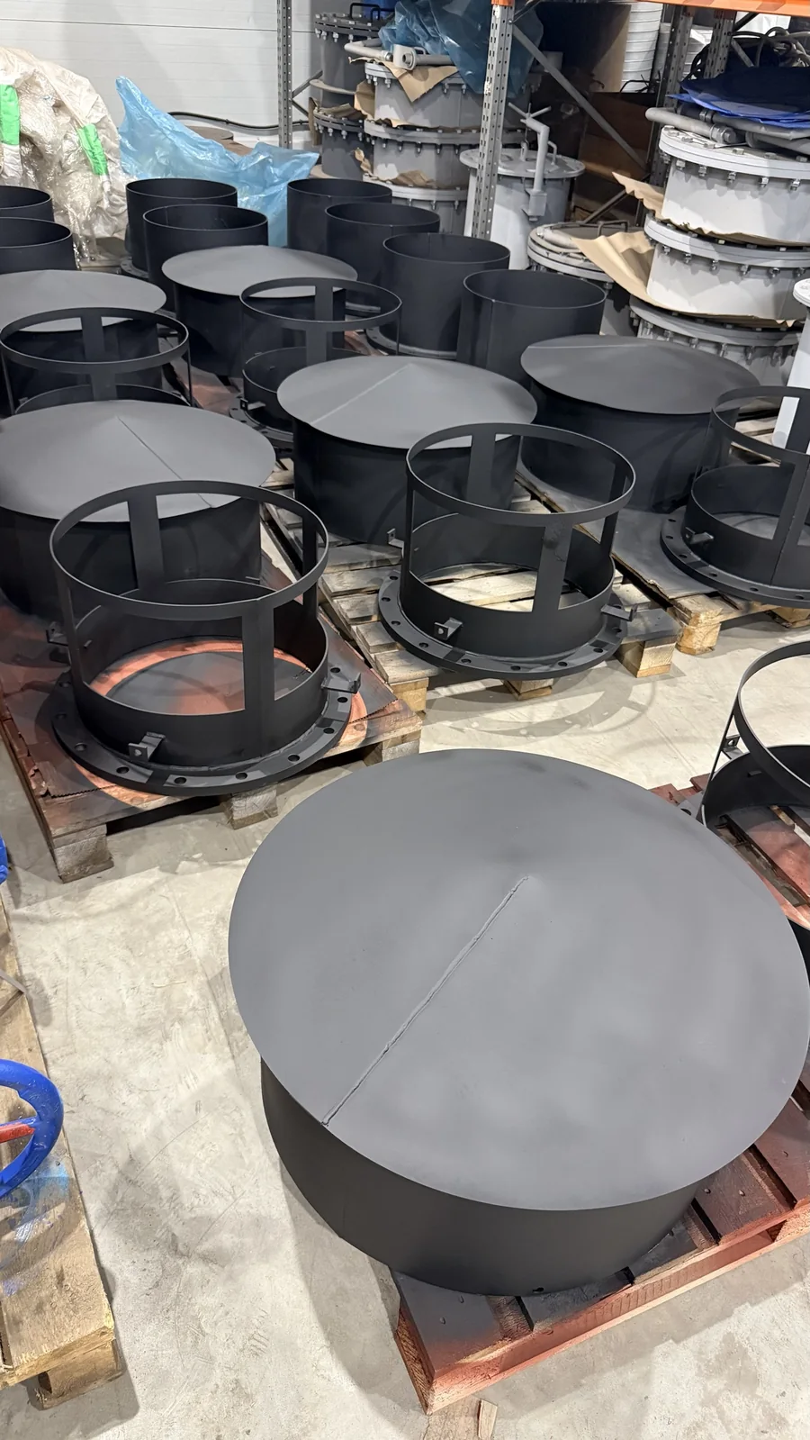 Vent nozzles PV-500 and mounting nozzles PM-500 in shop paint